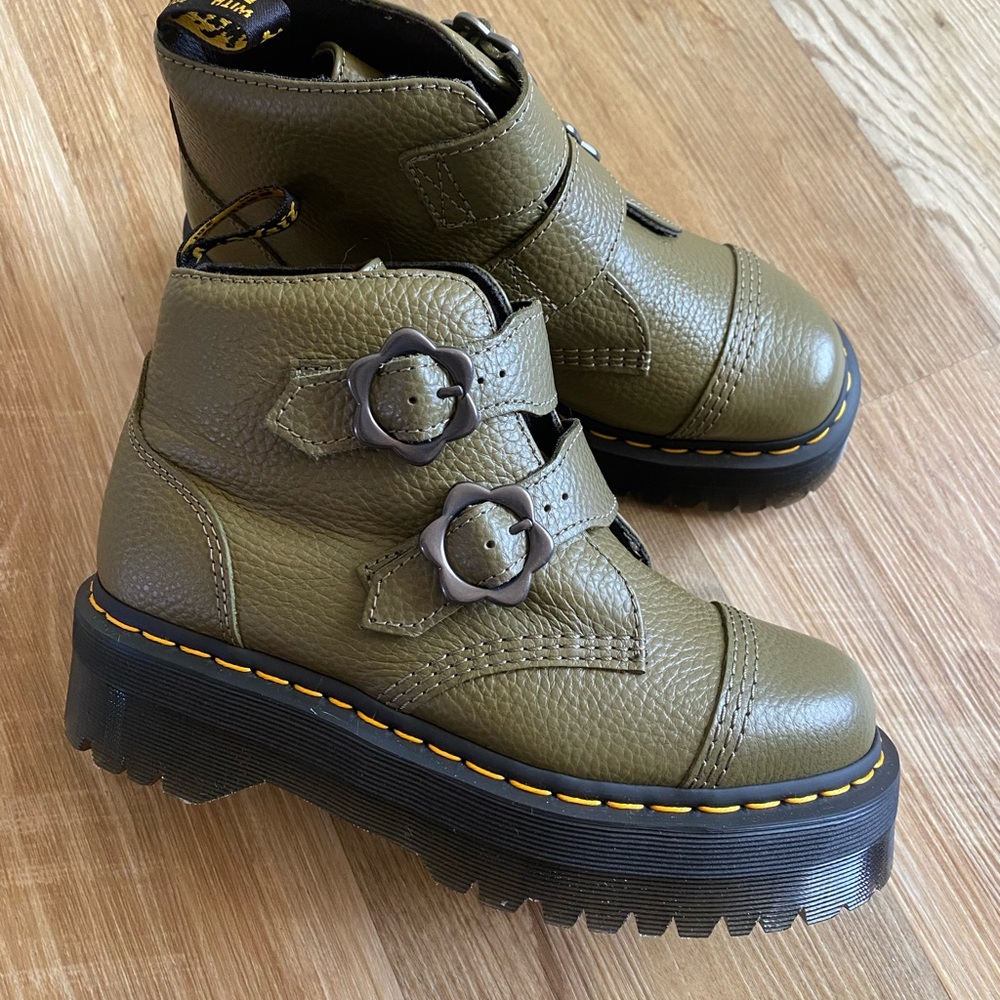 Dr. Martens Devon FLW Boots Sz 8 NIB Green Floral Buckle